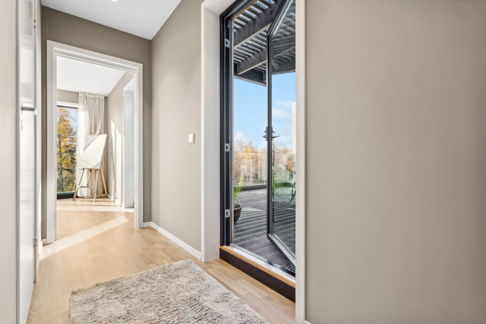 Romslig å lys gang som gir deg tilgang til soverommene, bad og en flott balkong med god utsikt. Galleribilde