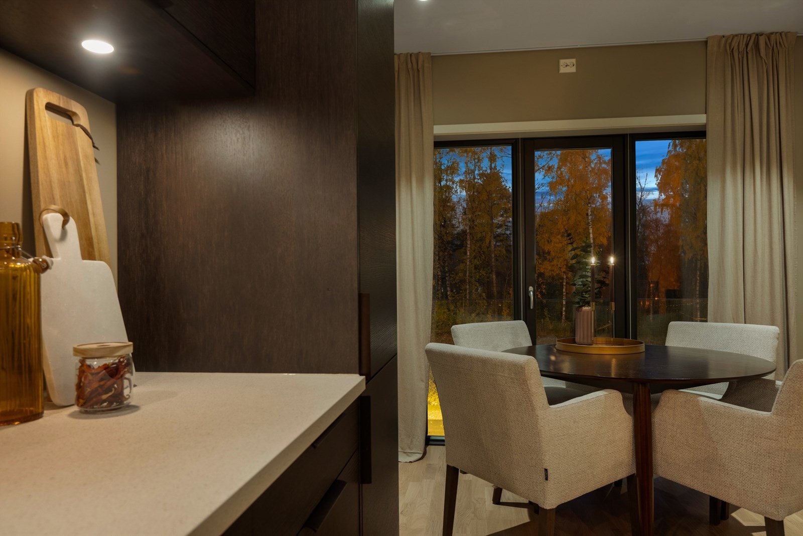 Stemningsbilde fra kjøkken og spisestuen. Galleribilde