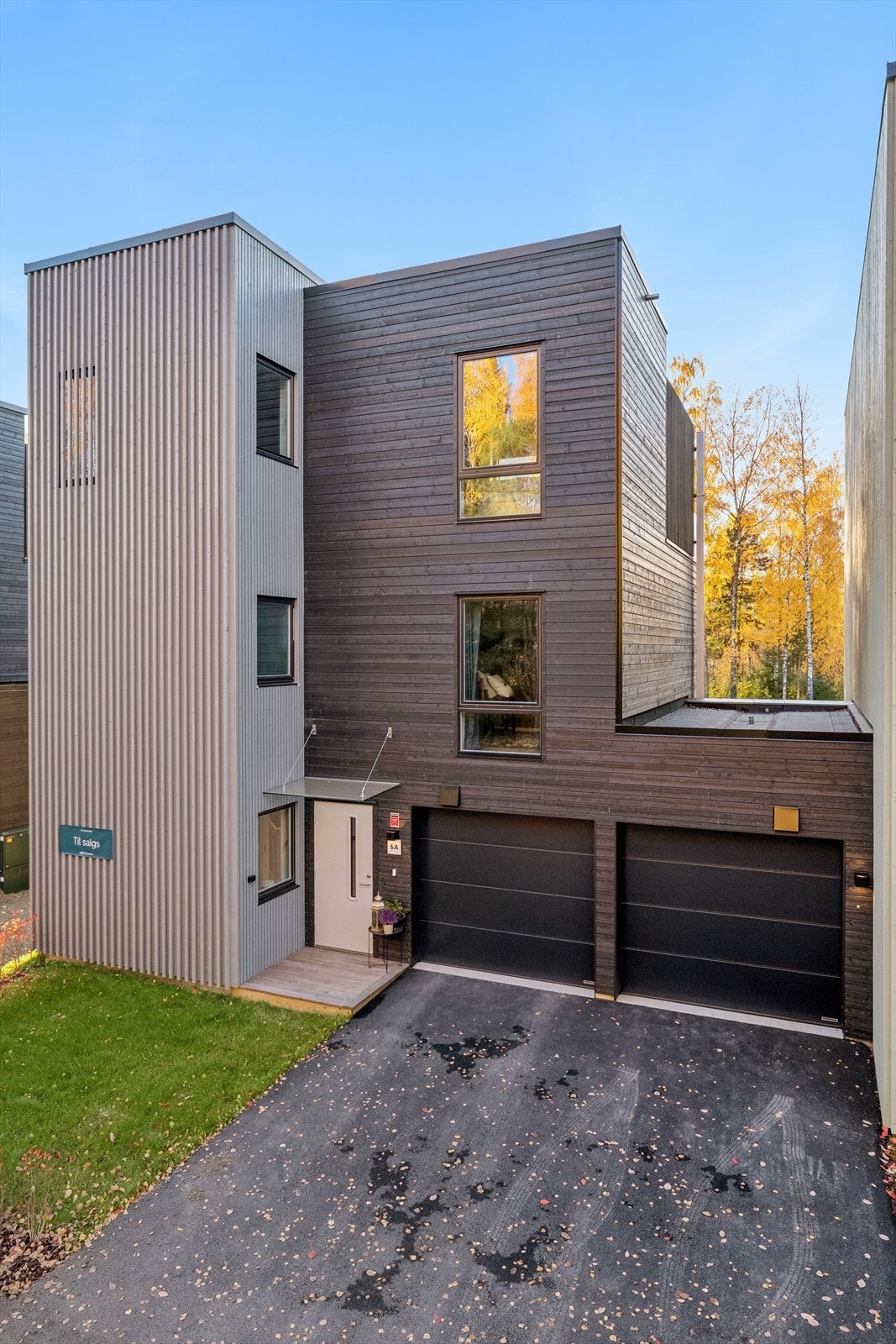 Fasadebilde av fremsiden med egen parkering, dobbel garasje og EL-bil lader. Galleribilde