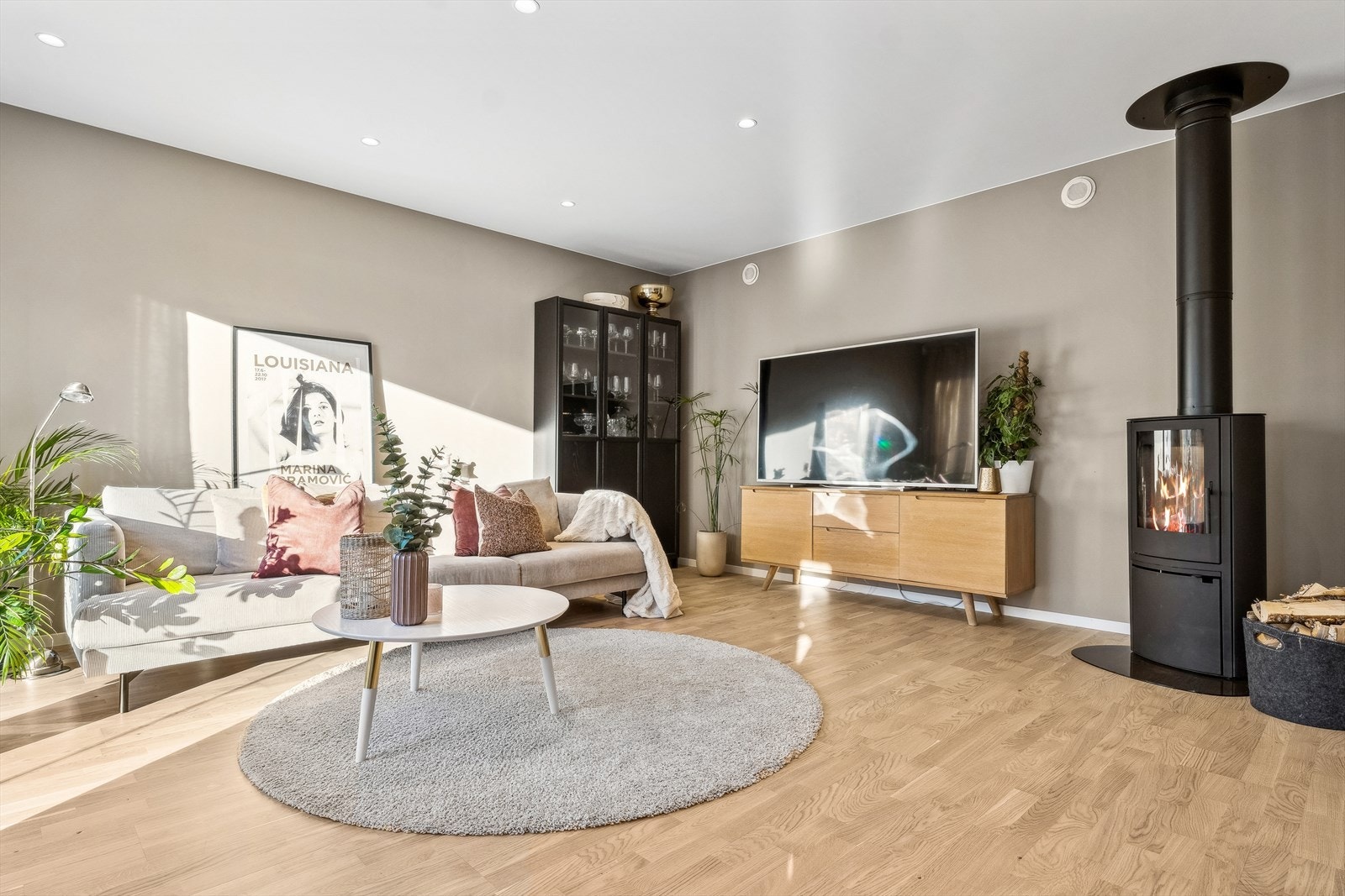 Stuen har en lun farge som skaper en avslappende atmosfære. I stuen er det også en vedovn som gir god varme på kalde høstkvelder. Galleribilde