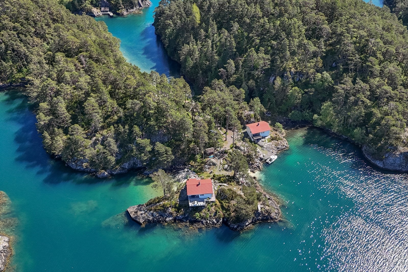 Aktiv eiendomsmegling v/ Aleksander Lenning og Elise Linningsvoll har gleden av å presentere Litla Bjørnarøy. Galleribilde