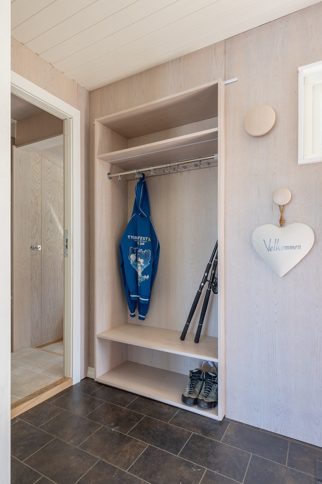Praktisk entrè med fliser på gulvet, og god plass til oppbevaring av yttertøy og sko. Galleribilde