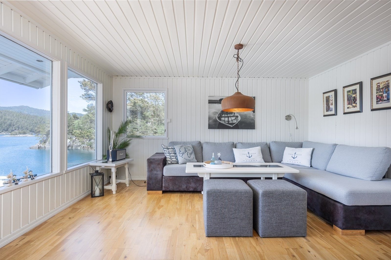 Stuen lar seg enkelt innrede etter ønske med både sofagruppe, TV-møbel, samt spisebord. Et naturlig samlingspunkt for hyggelige sammenkomster med familie og venner. Galleribilde