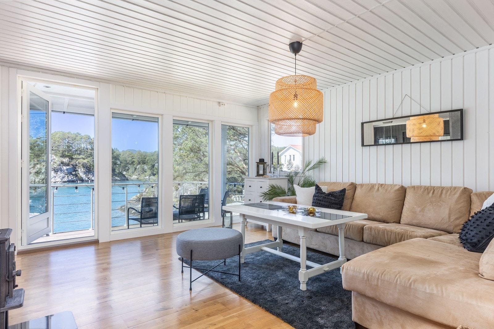 Bårdsund 12 inneholder entrè, bod, stue, kjøkken, to soverom og bad. Galleribilde