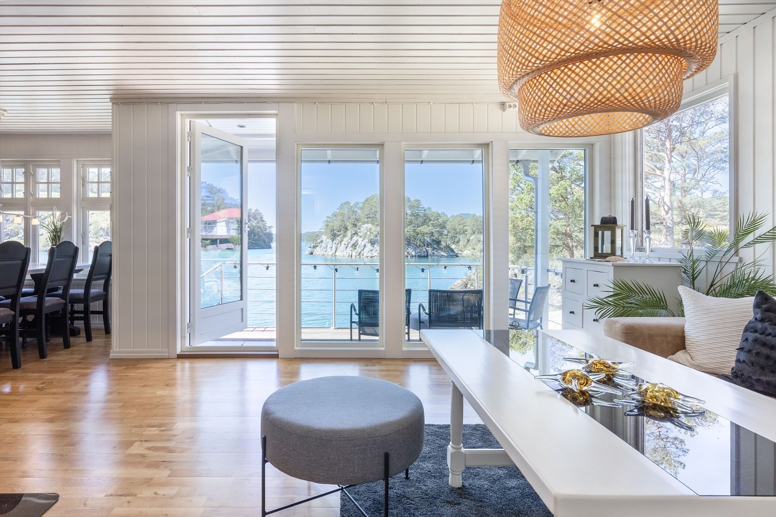 Det er stue og kjøkken i delvis åpen løsning. Rommet er stort og luftig, og har en herlig atmosfære. Det er store vindusflater som sikrer godt med lysinnslipp. Galleribilde