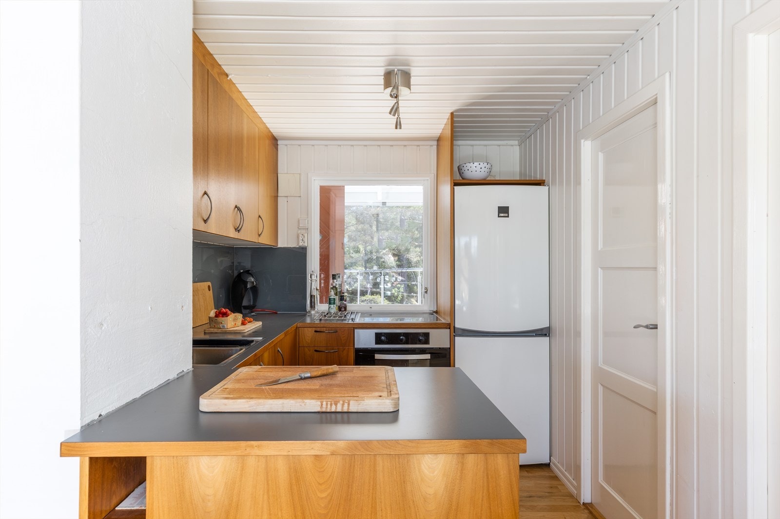 Praktisk og innholdsrikt kjøkken som er godt utstyrt med skap- og benkeplass. Galleribilde