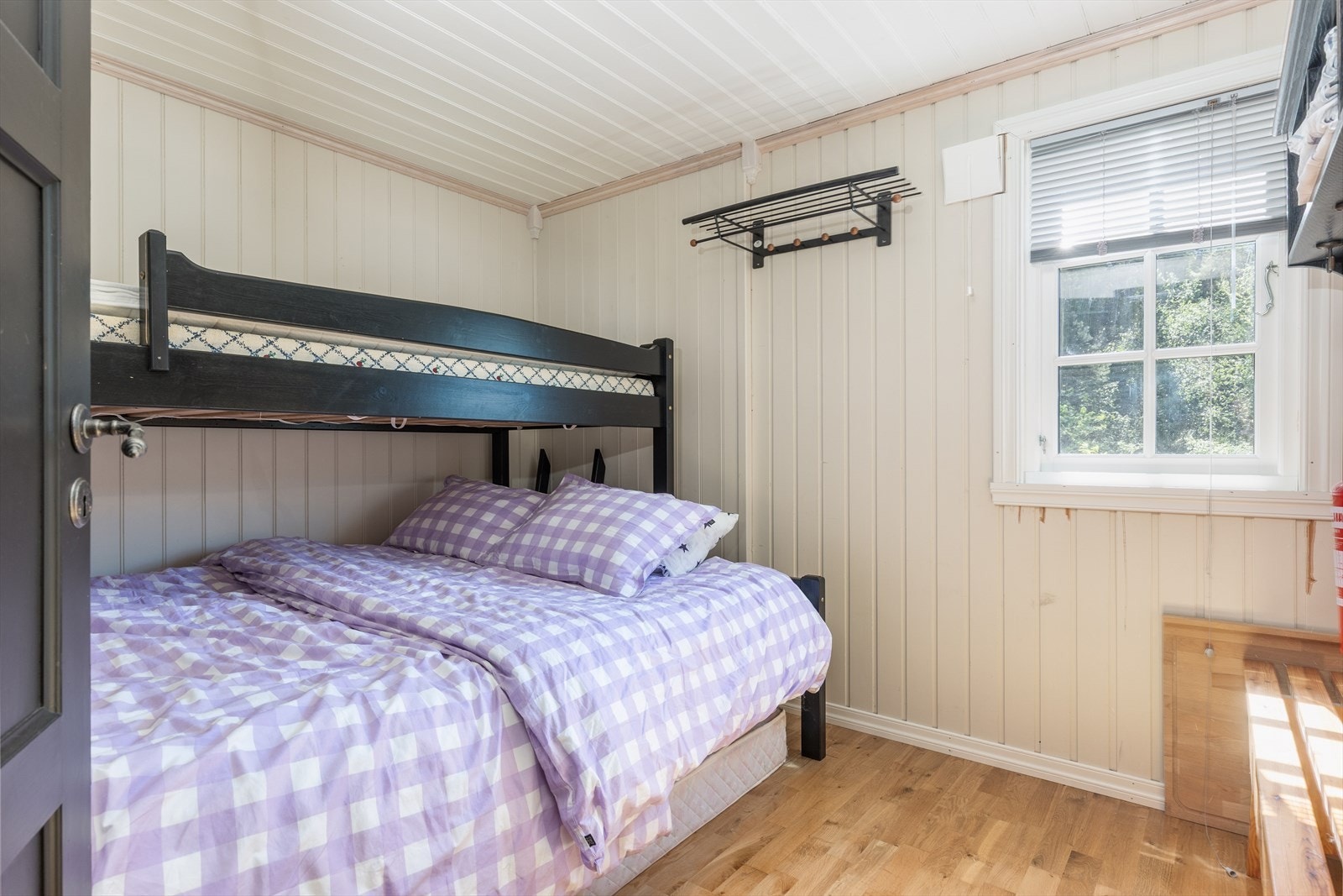 Soverom 1 - Romslig, med god plass til stor seng, og oppbevaringsløsninger. Galleribilde