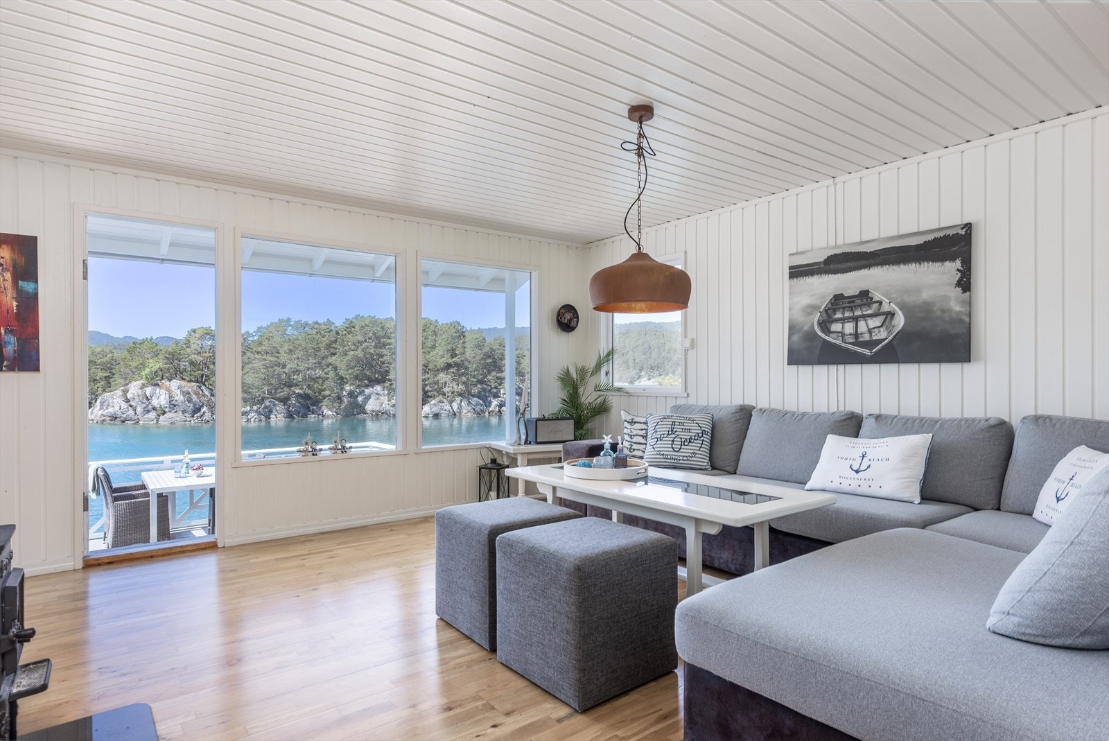 Det er store vindusflater som sikrer godt med lysinnslipp. Alle flater og tak er i lyst treverk, noe som gjør det enkelt å kombinere med interiør og tekstiler. Galleribilde