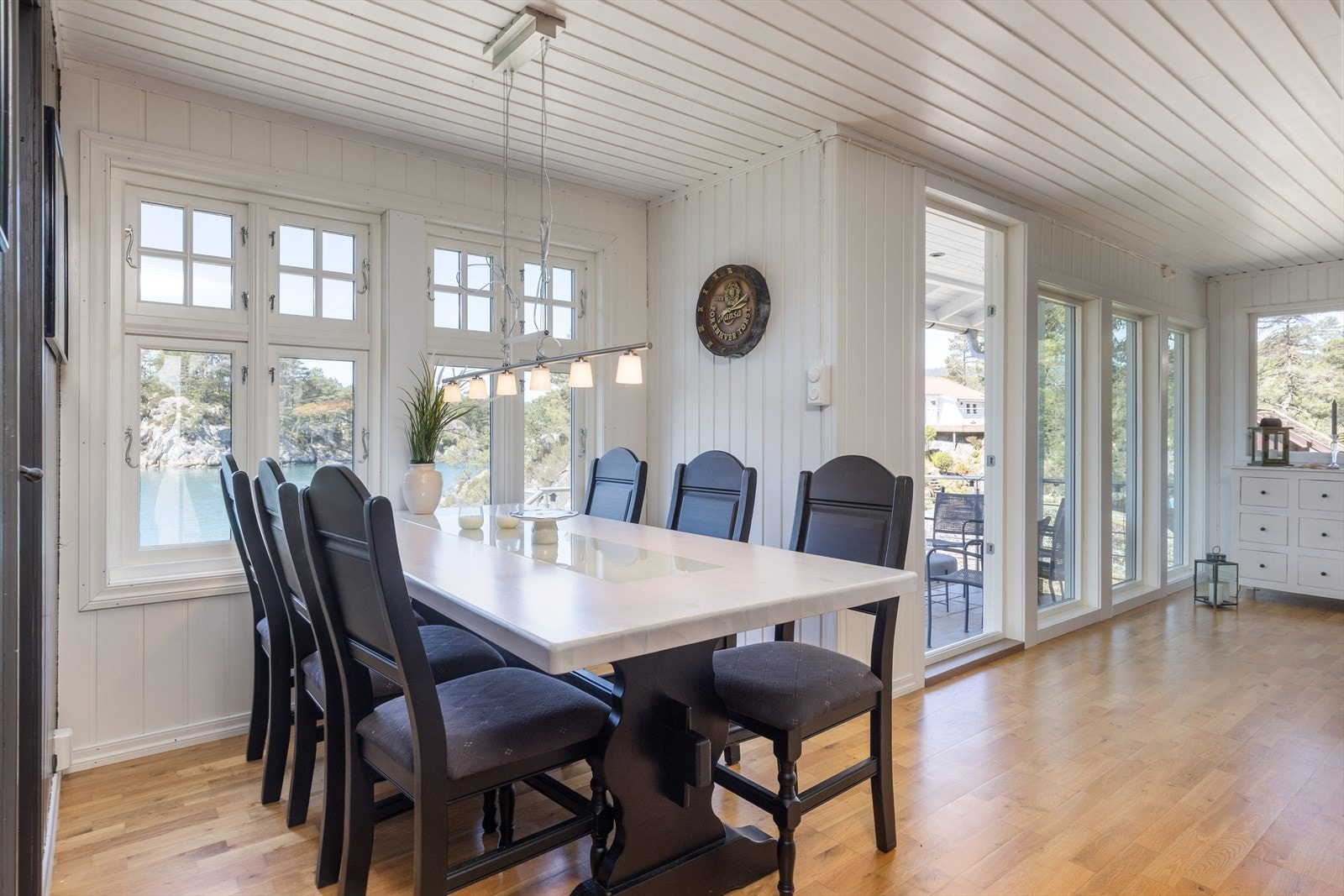 Stor spisestue med plass til å samle en stor gjeng Galleribilde