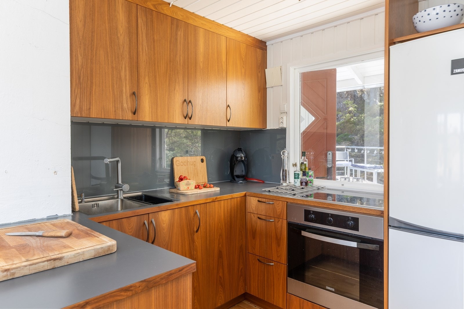 Innredningen er utført med slette fronter i tre, benkeplate av høytrykkstlaminat, og underlimt vask. Galleribilde