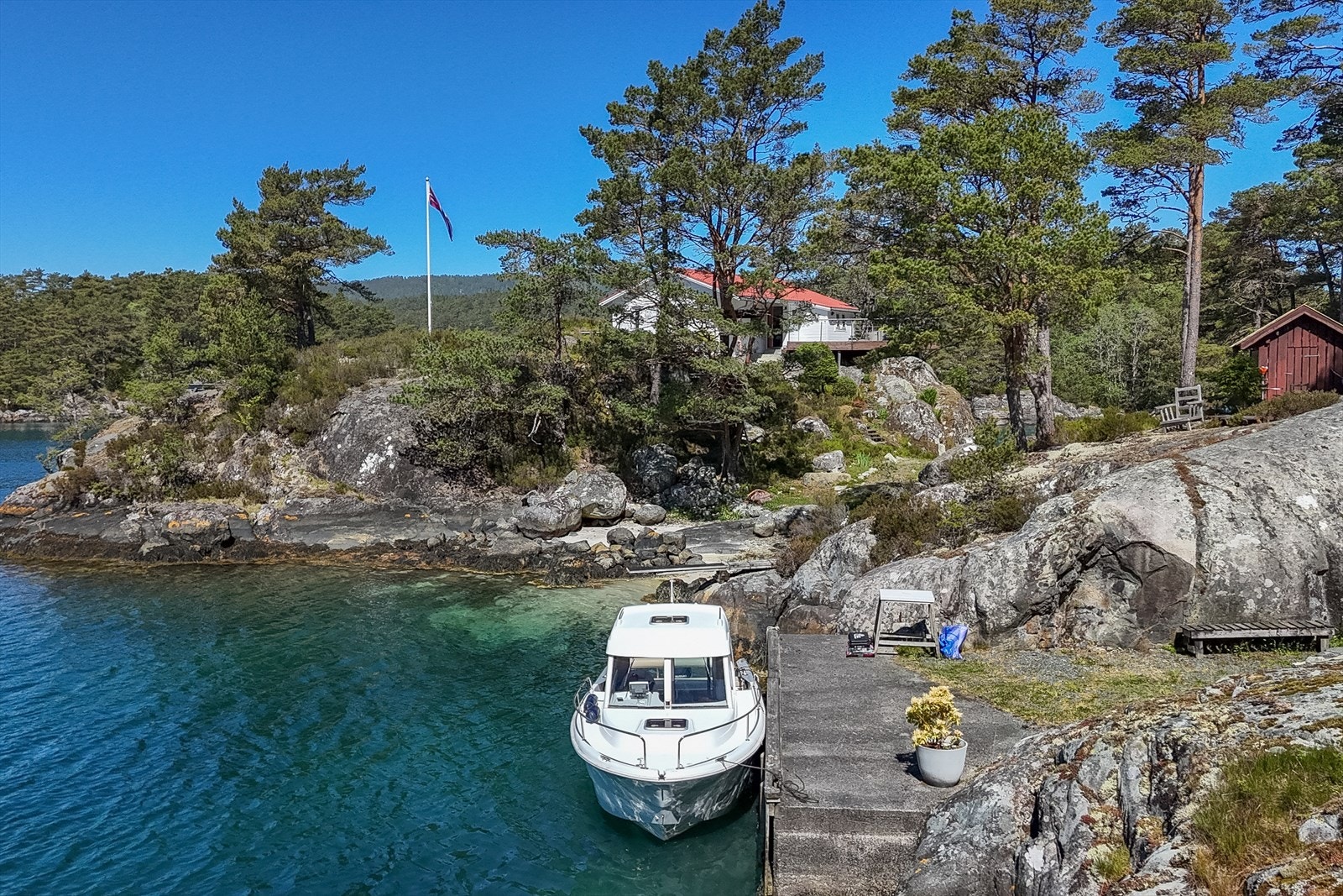 Det er enkel tilkomst til øyen med båt, hvor du kan fortøye båten ved to solide kaier. Fra Uggdal tar det i underkant av 10 minutter med båt. Galleribilde