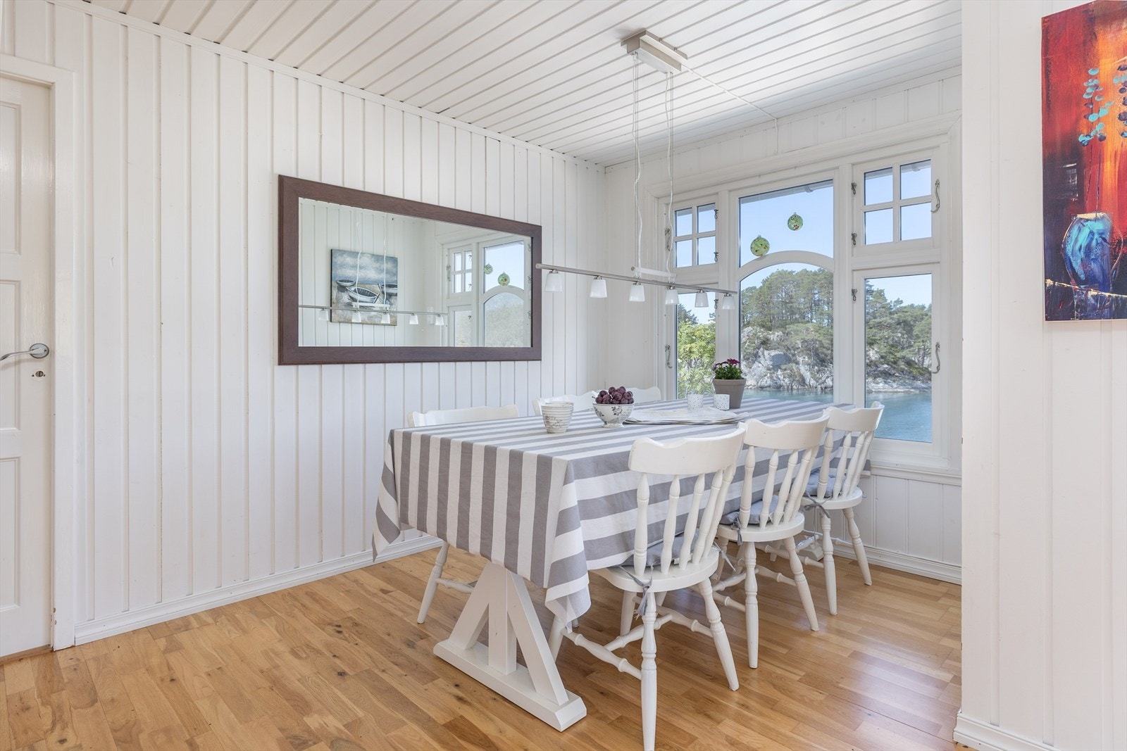 I hytten er det plass til stort spisebord. Galleribilde