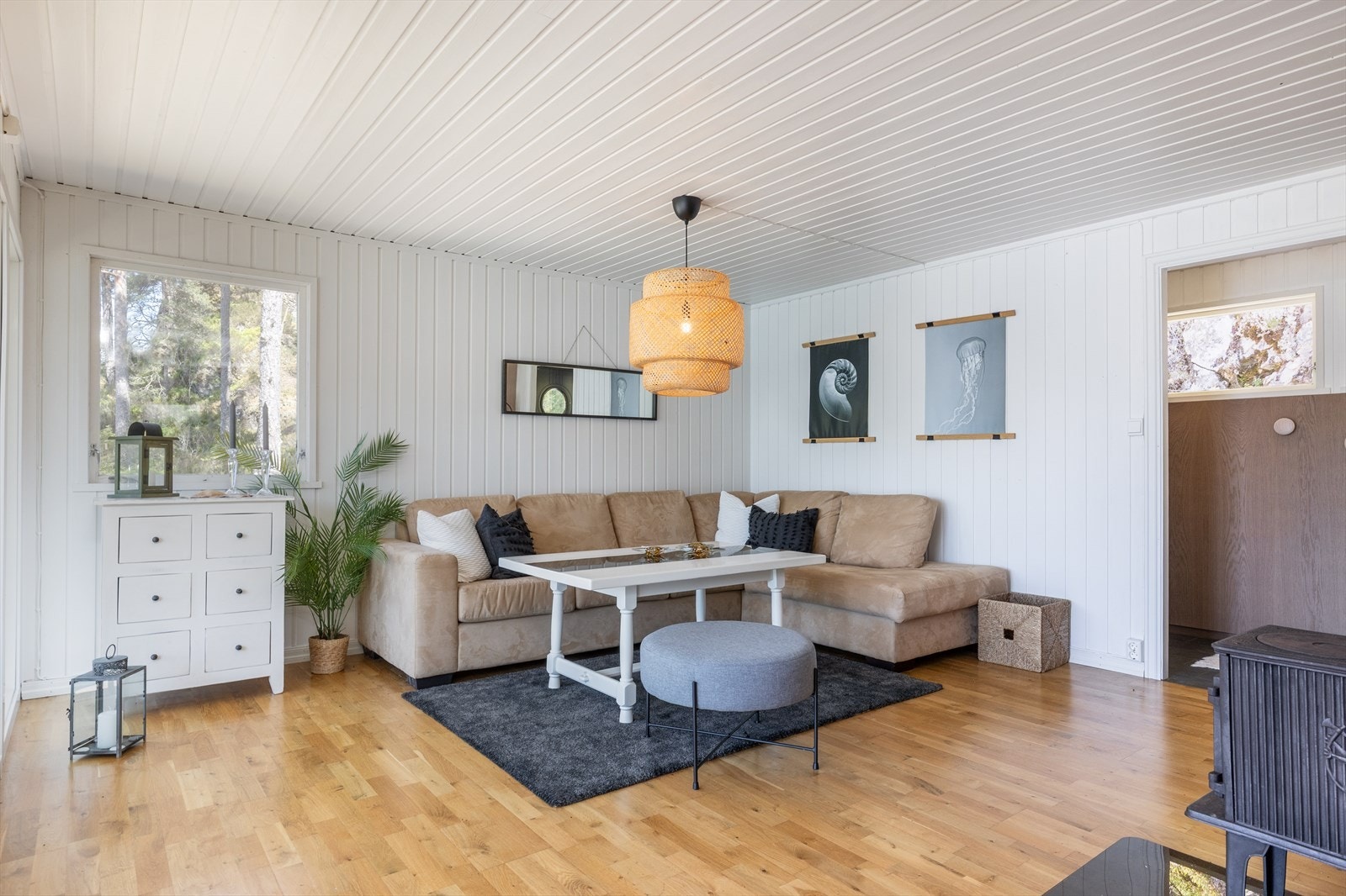 Stuen lar seg enkelt innrede etter ønske med både sofagruppe, TV-møbel, samt spisebord. Galleribilde