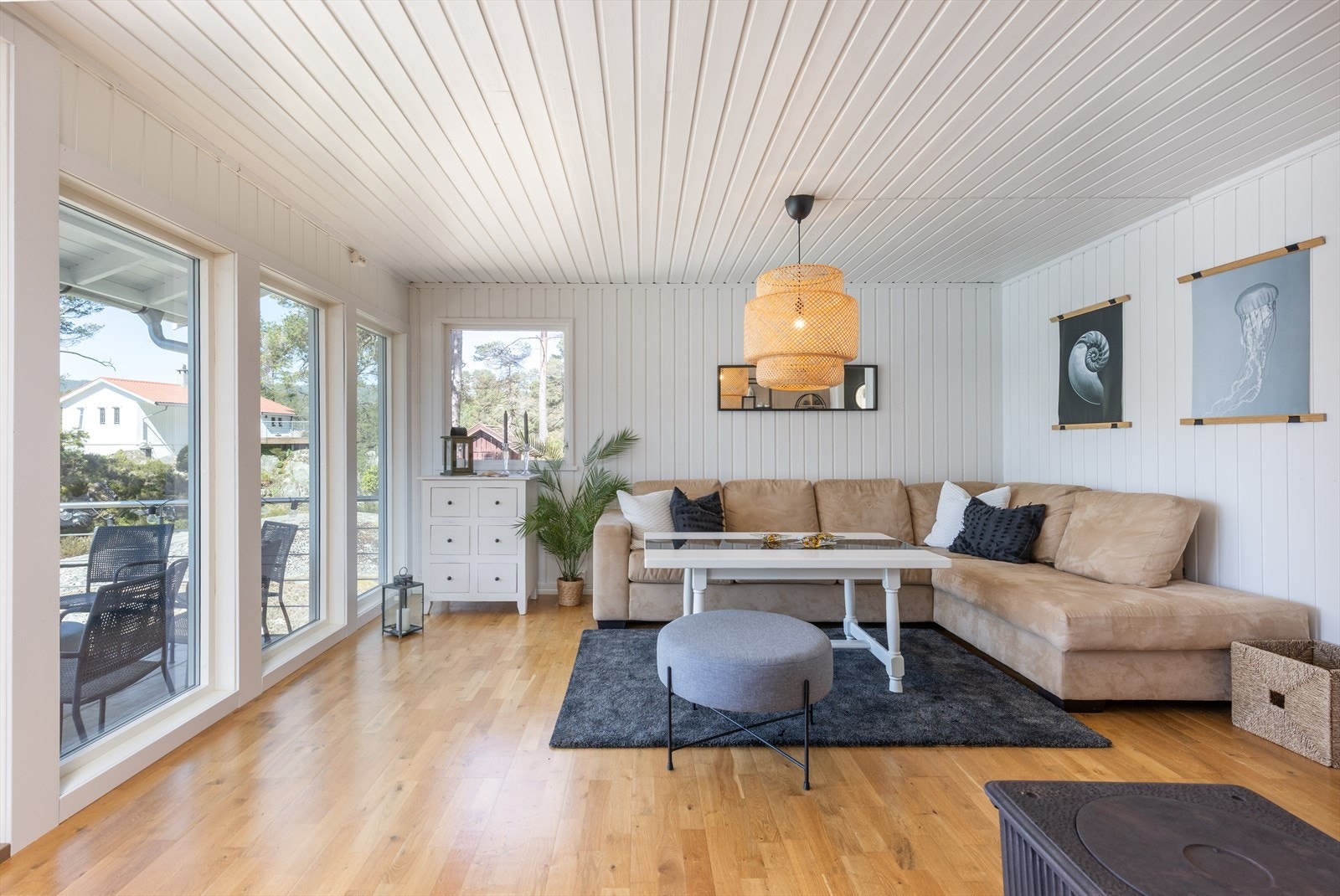 Mye av inventar ved begge hytter følger handelen. Galleribilde