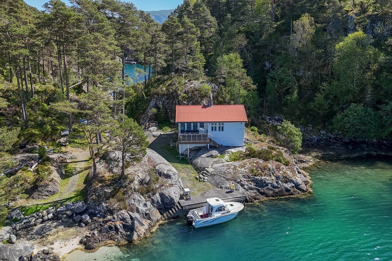 Bårdsundet ligger idyllisk til utenfor Uggdal på Tysnes - midt i hjertet av en vakker og levende skjærgårdsnatur. Galleribilde