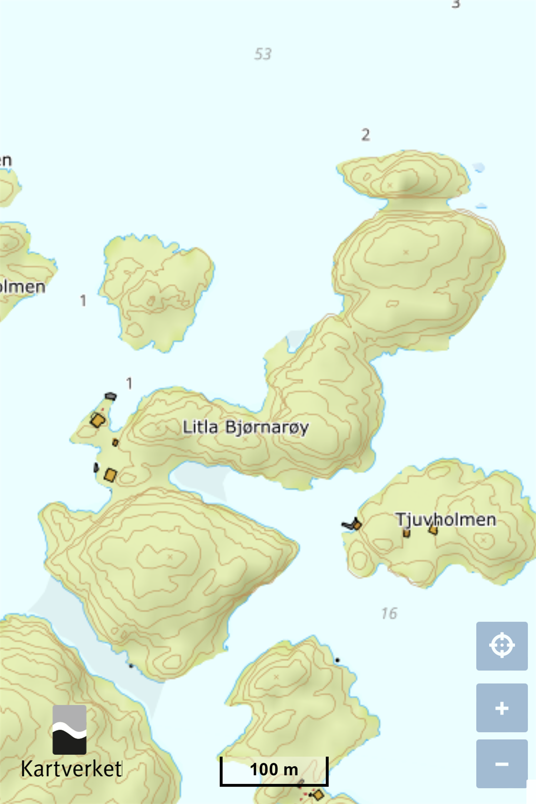 Øyen er hele 75 mål, og består av følgende: To hytter; Bårdsund 10 og 12, to solide kaier, vedskjul, og sandstrender. Fullstendig skjermet og privat - du eier hele øyen alene! Galleribilde
