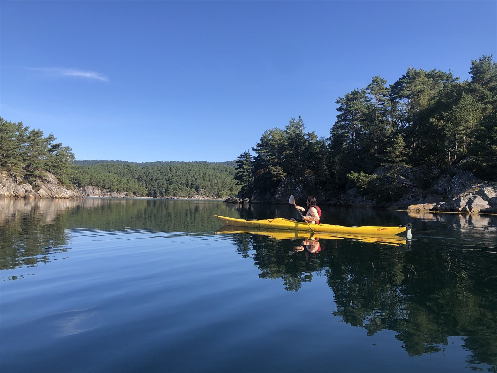 Området byr ellers på rike muligheter for friluftsliv - enten du vil padle kajakk, fiske, utforske skjærgården eller bare nyte solnedgangen over fjorden. Galleribilde