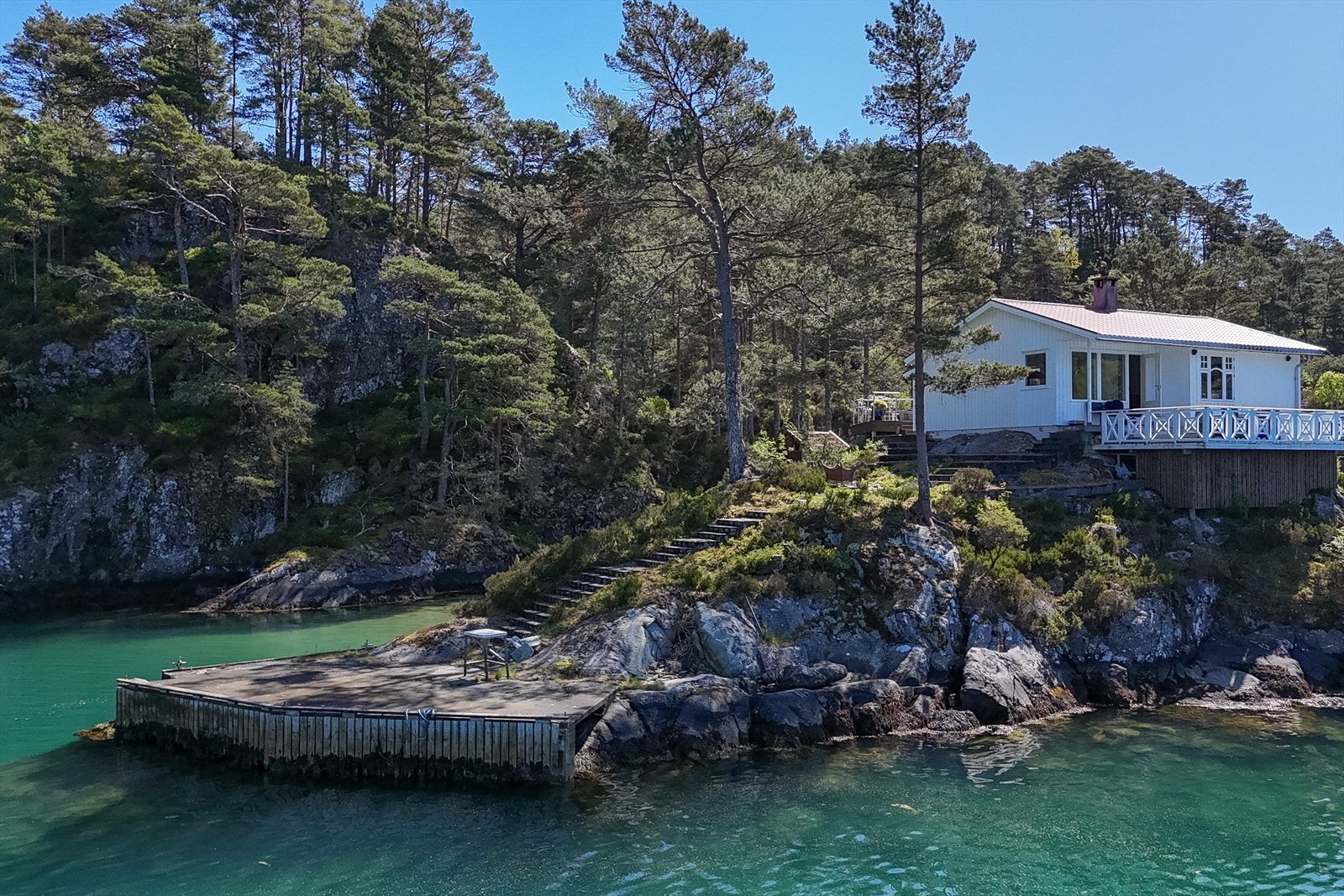 Eiendommen har to kaier, som gir enkel adkomst med båt - en kort tur fra Uggdal sentrum. Dette gjør Litla Bjørnarøy både lett tilgjengelig og svært privat, og gir deg den eksklusive følelsen av å ha ditt eget lille rike i skjærgården. Galleribilde