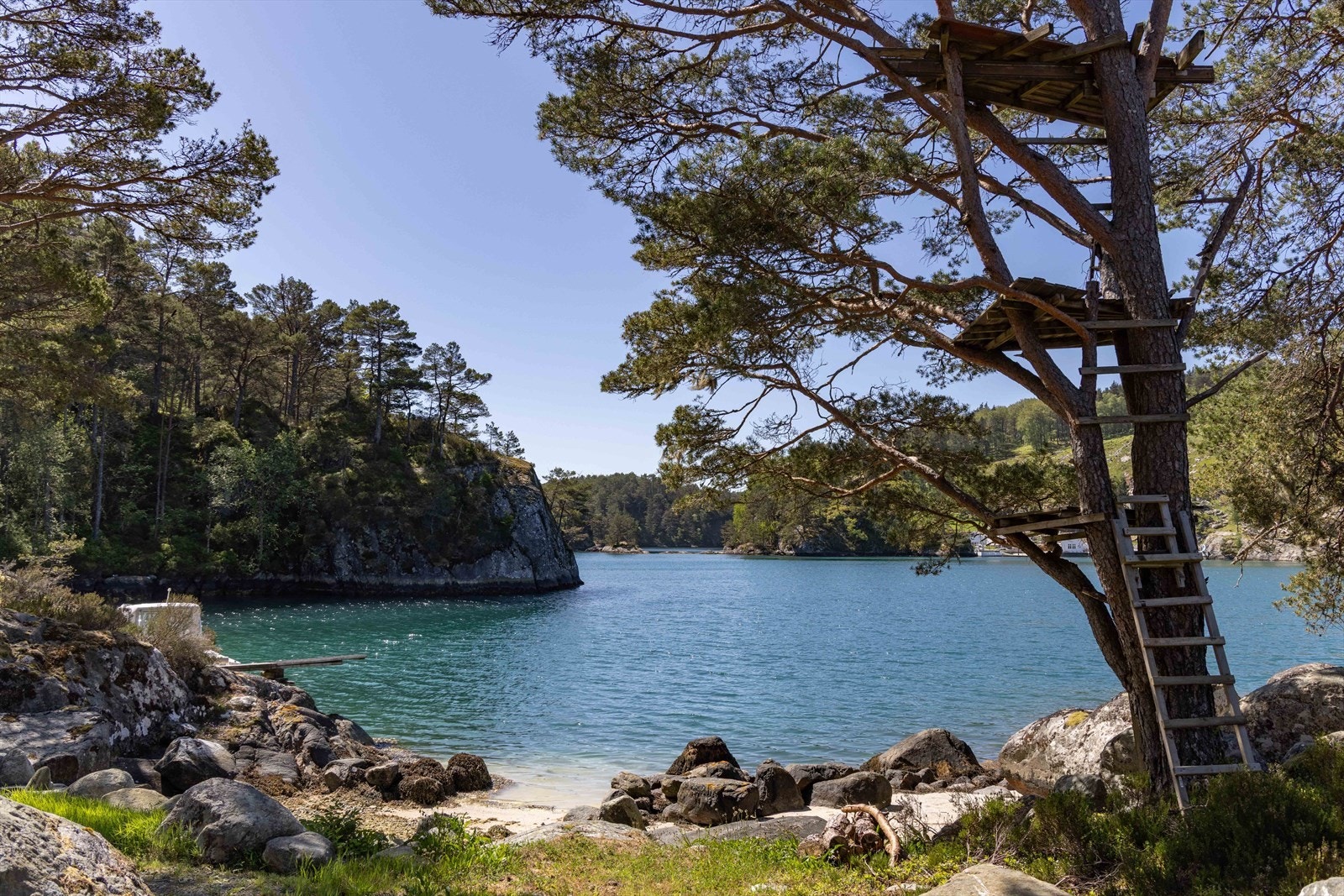 Dette er en unik eiendom som sjelden kommer for salg. Enten du drømmer om en fritidseiendom i særklasse, et familiested for generasjoner, eller en naturskjønn tilflukt fra hverdagen, er dette et sted som må oppleves. Galleribilde