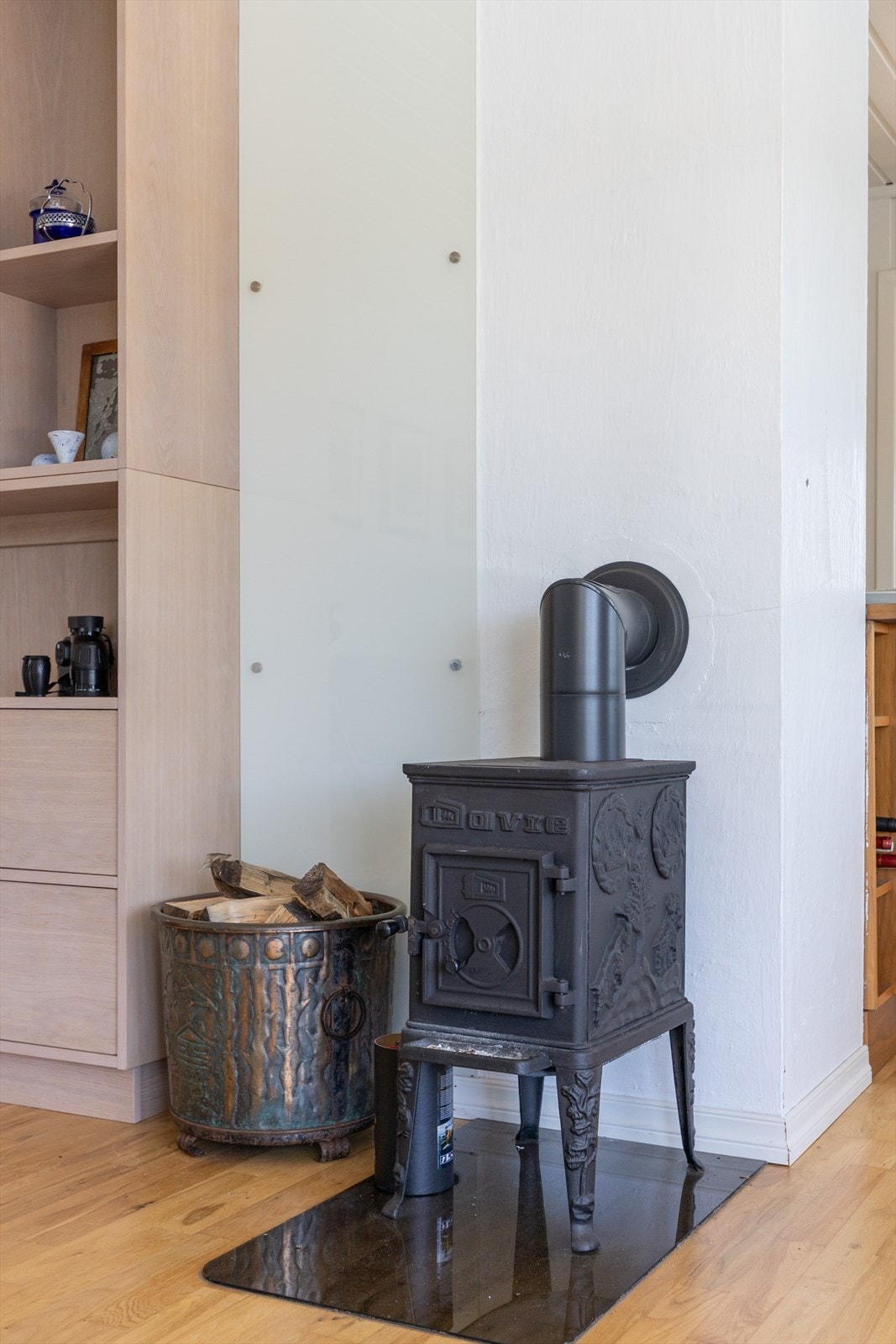 Deilig å kunne fyre i peisen en kald høstdag! Galleribilde