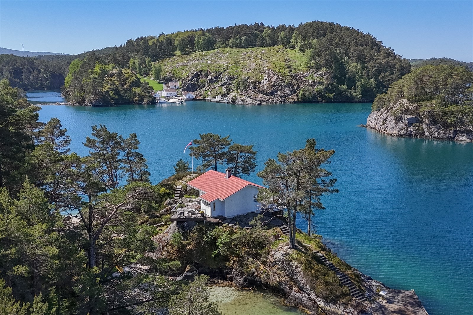 Næreste nabo er Kubbavika. Det er sendt ut nabovarsel om et nybygg og utvidelse ev egen kai, med det vil trolig ikke ha noen påvirkning av denne eiendommen. Galleribilde