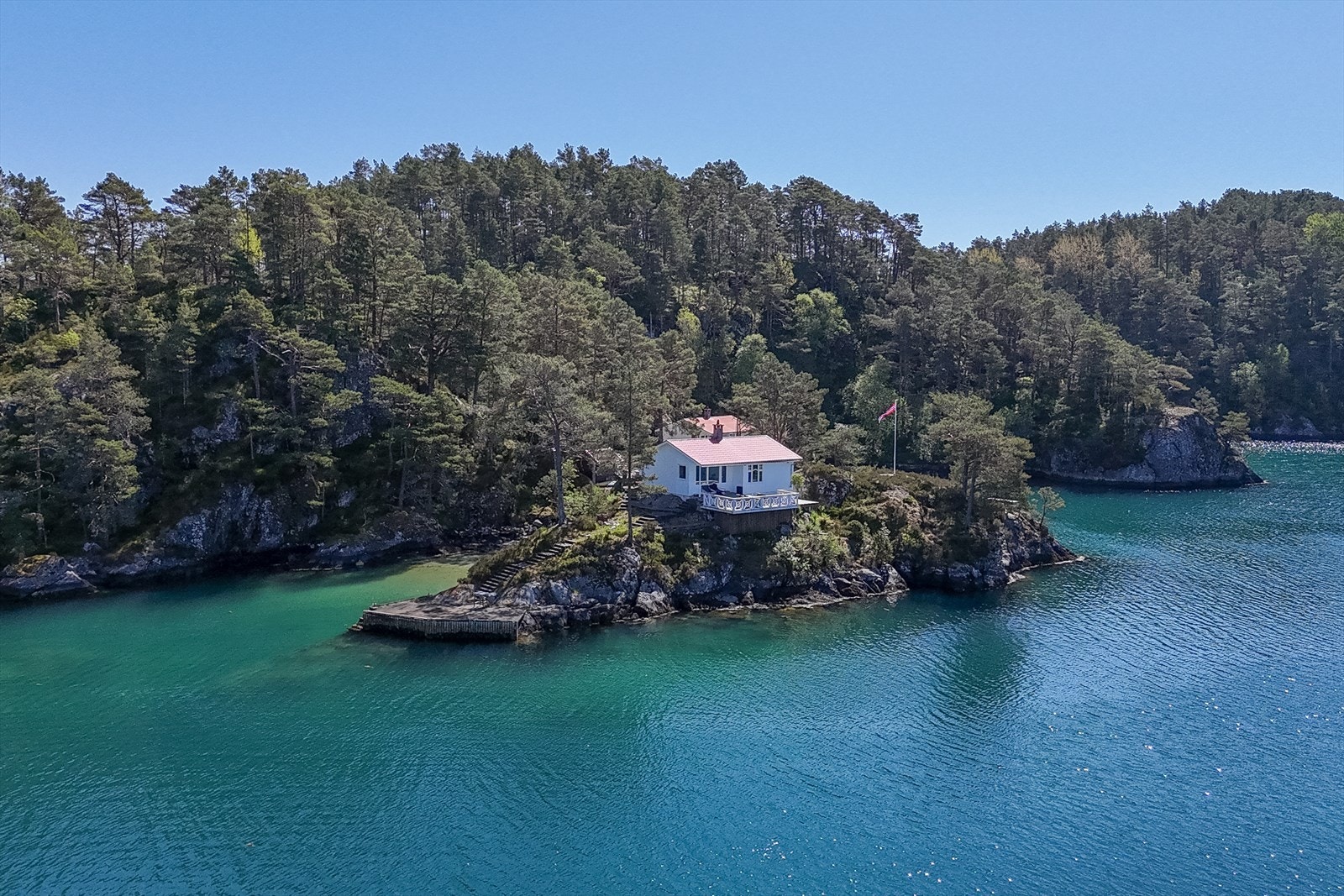 Noen steder må bare oppleves - og denne unike øyen er nettopp et slikt sted. I variert terreng i det idylliske øyriket, byr eiendommen på en panoramautsikt som virkelig tar pusten fra deg. Galleribilde