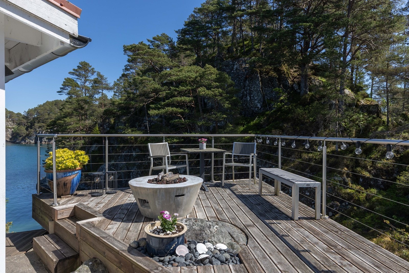 Det er et gjennomført maritimt uttrykk både inne og ute, med plass til sittegrupper og grill. Galleribilde