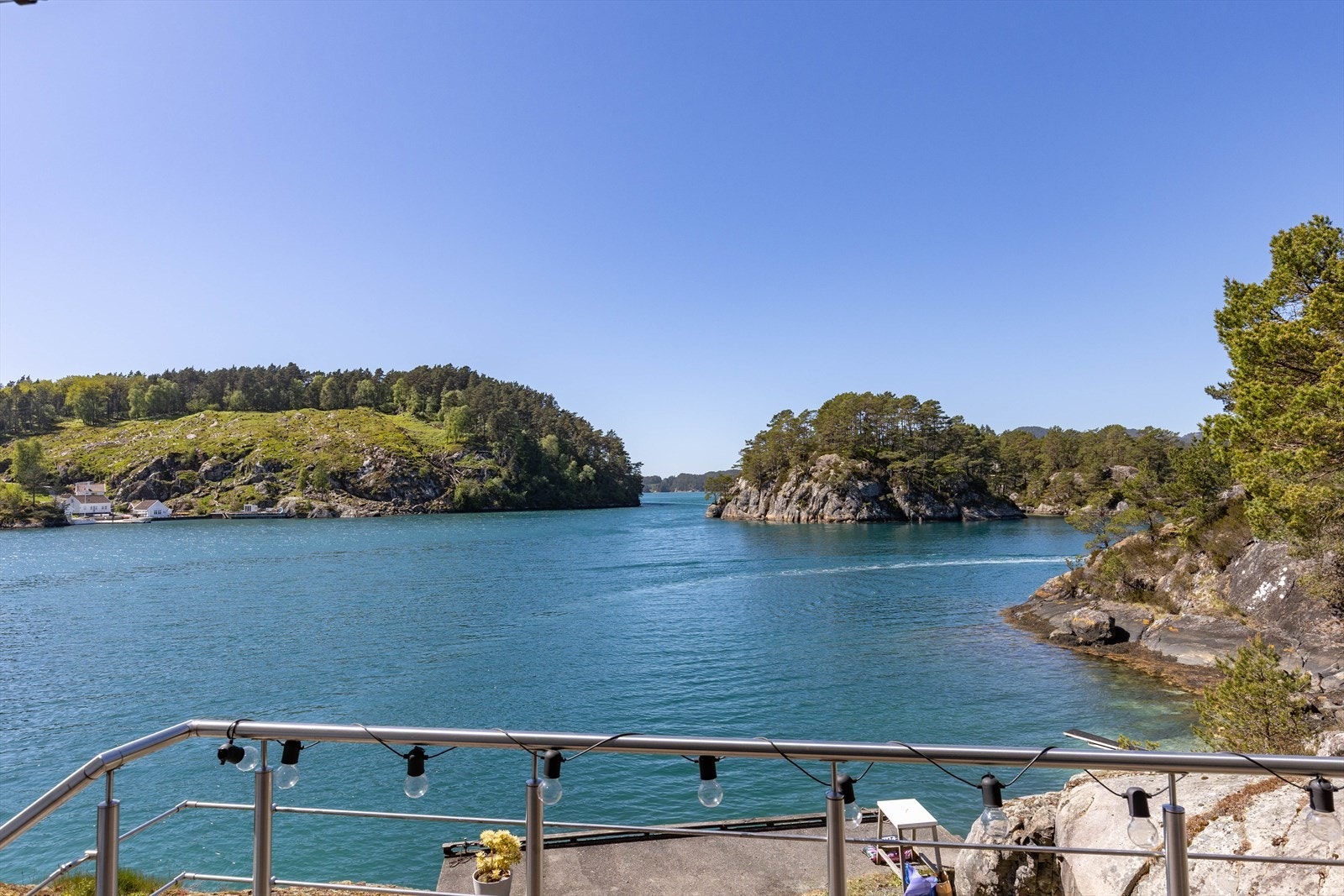 Øyen har som nevnt to kaier i betong, og det er enkelt å både legge til og fra kaien med båt. Galleribilde