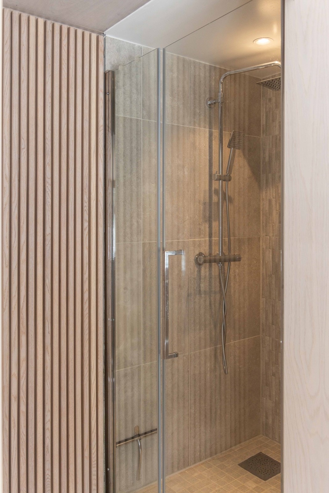 Det er dusjhjørne i klart glass med regndusj, samt frittstående toalett. Galleribilde