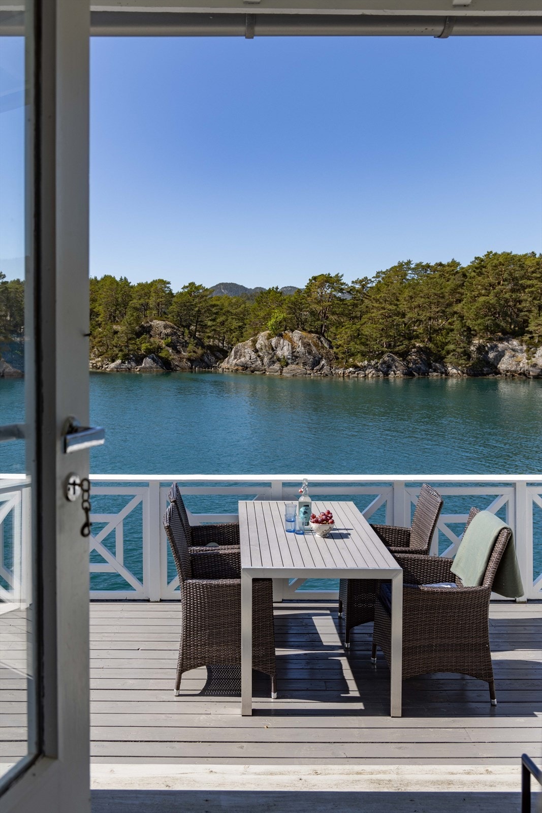 Fra stuen er det direkte utgang til en stor og solrik terrasse med en fantastisk beliggenhet tett på havkanten. Galleribilde