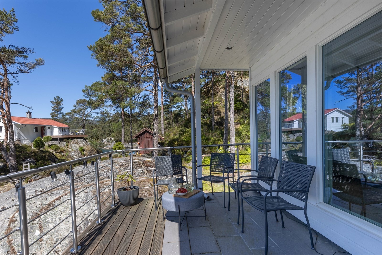 Stilen og uttrykket i begge hyttene er ganske like, og harmonerer veldig fint sammen. Galleribilde