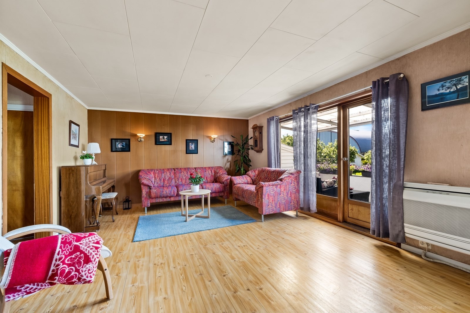 Romslig stue med god plass for møblering Galleribilde