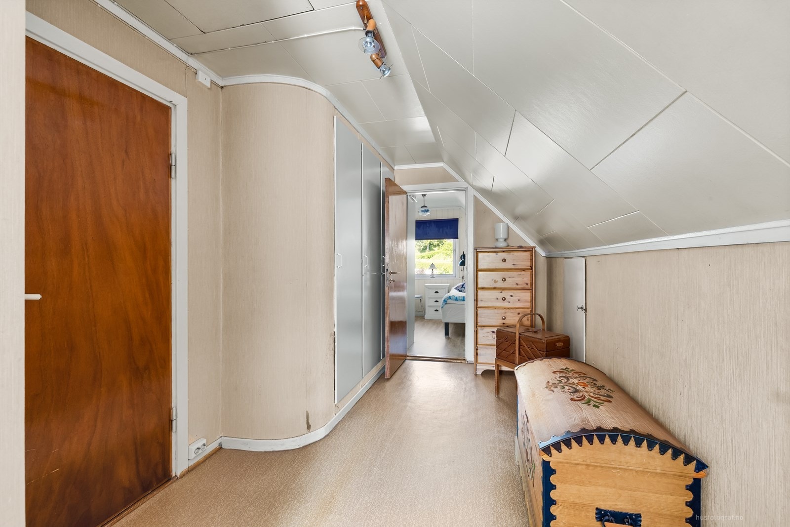 Romslig gang med plassbygget garderobeskap Galleribilde