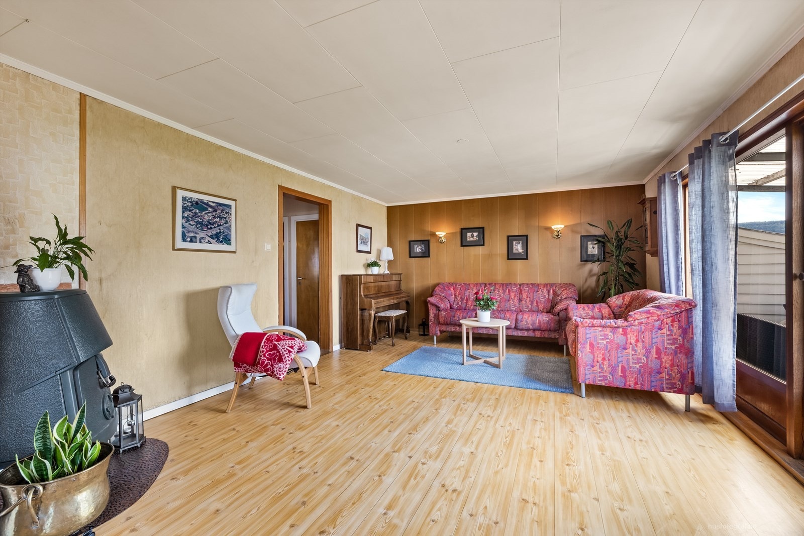 Det er store vindusflater som gir godt med naturlig lys Galleribilde