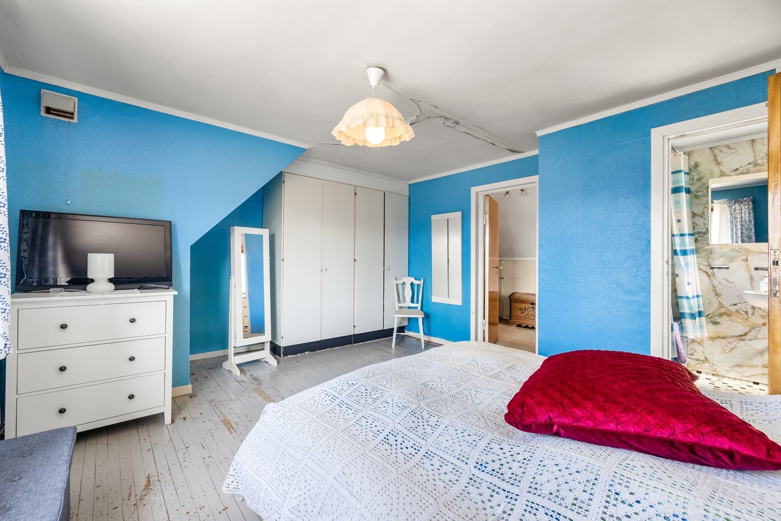 Det er direkte adkomst til bad fra hovedsoverommet Galleribilde