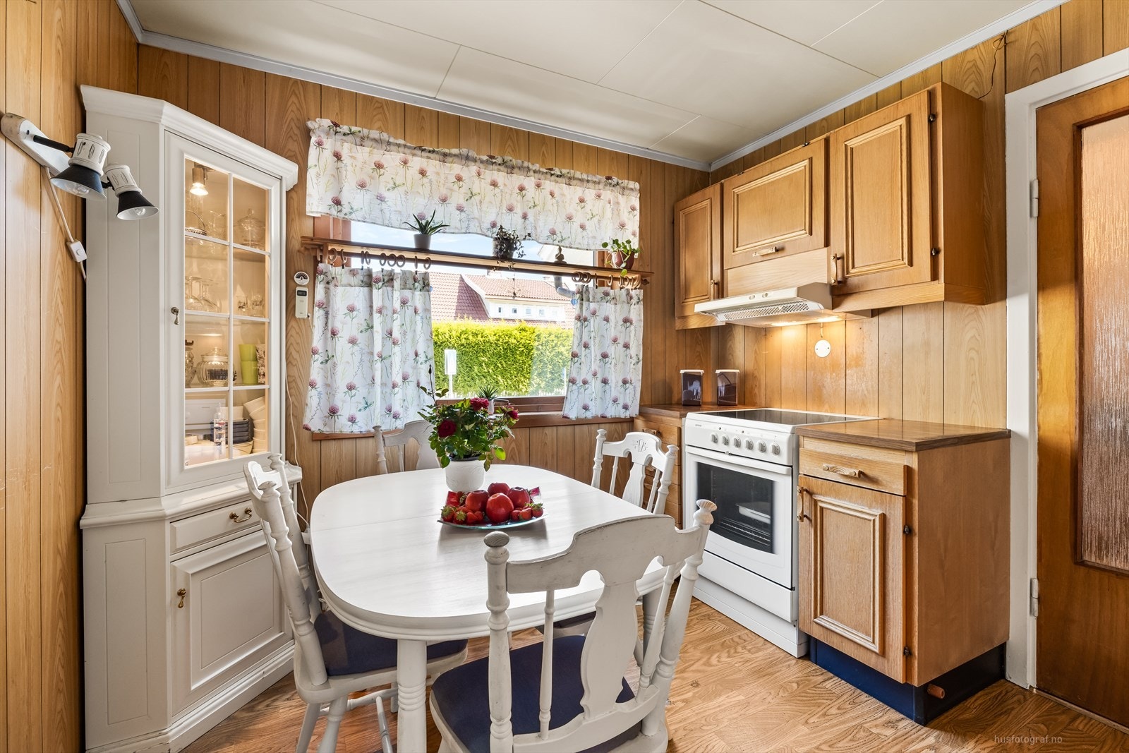 Kjøkkeninnredning med profilerte fronter og benkeplate av laminat Galleribilde