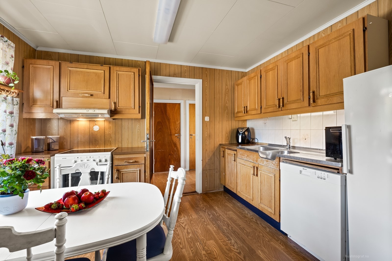 Det er plass til kjøkkenbord på kjøkkenet Galleribilde