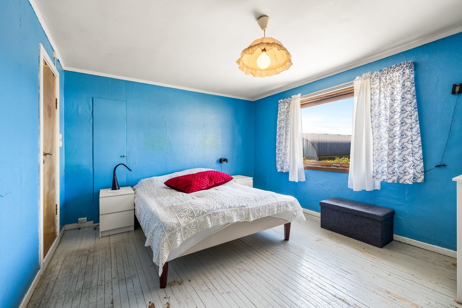 Romslig hovedsoverom med garderobeskap Galleribilde