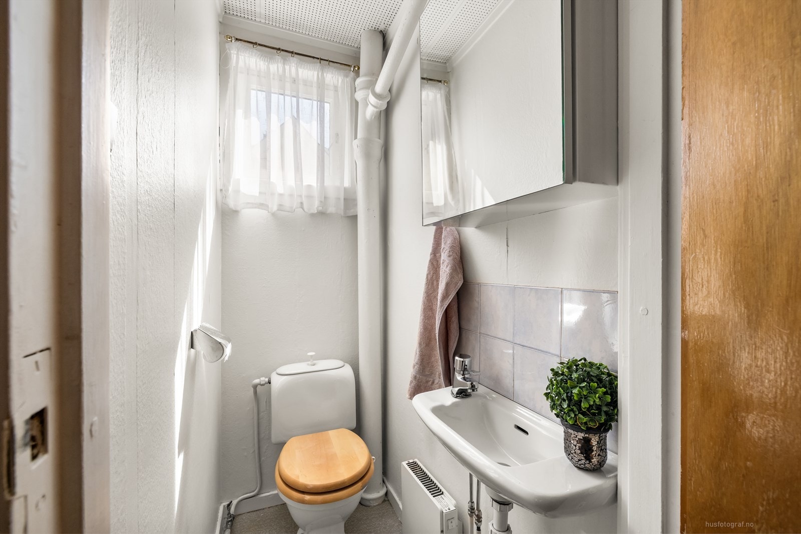 Praktisk toalettrom i tilknytning til gang. Det er montert servant og klosett Galleribilde