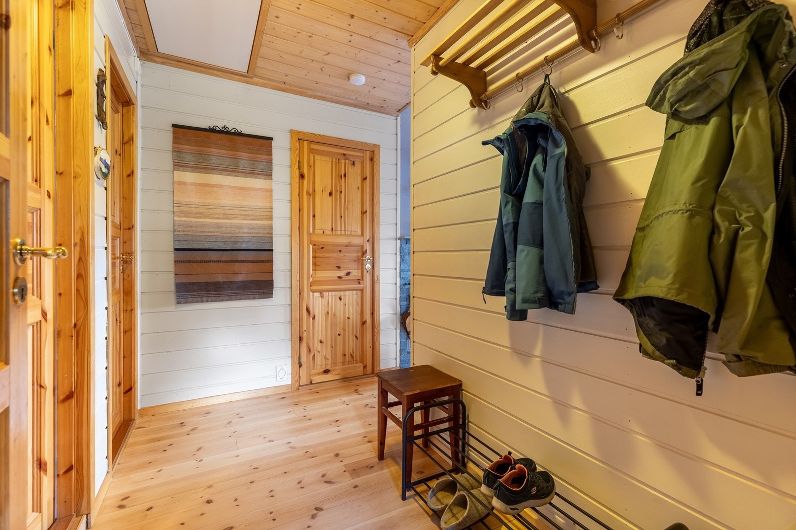 Gang med god plass til å henge fra seg yttertøy Galleribilde