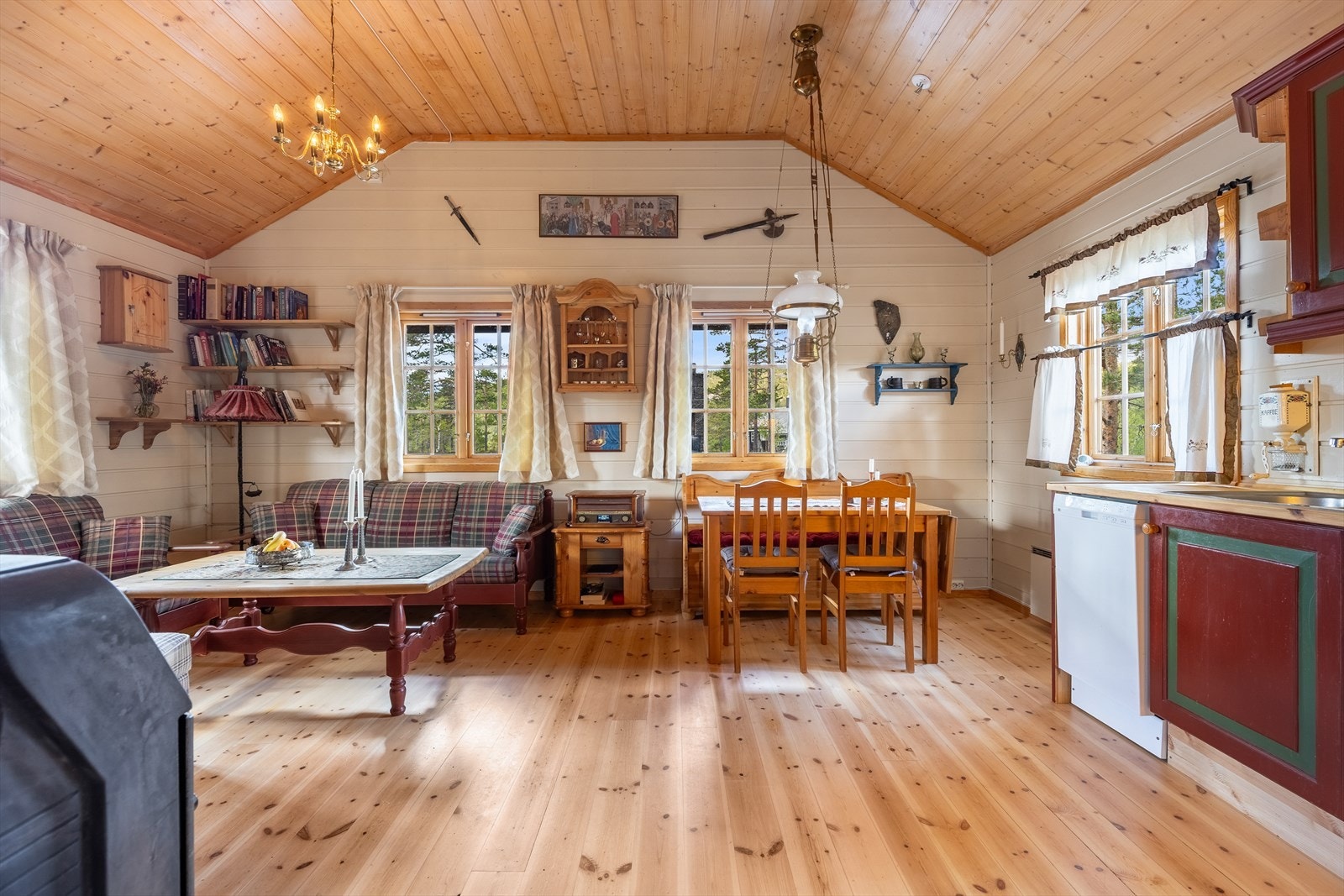 Stue/kjøkken i praktisk åpen løsning Galleribilde