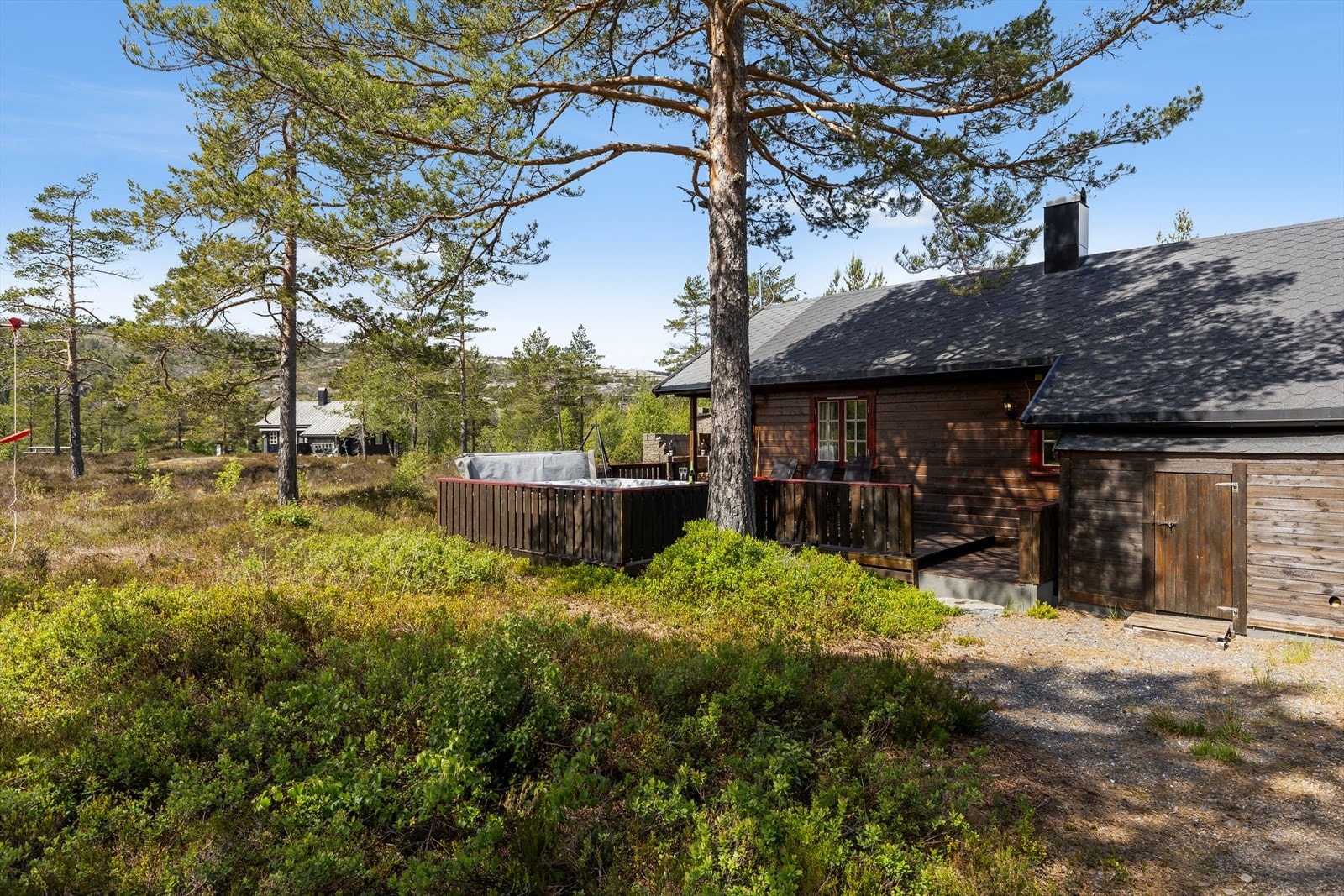 Baksiden av hytta med adkomst til terrasse Galleribilde