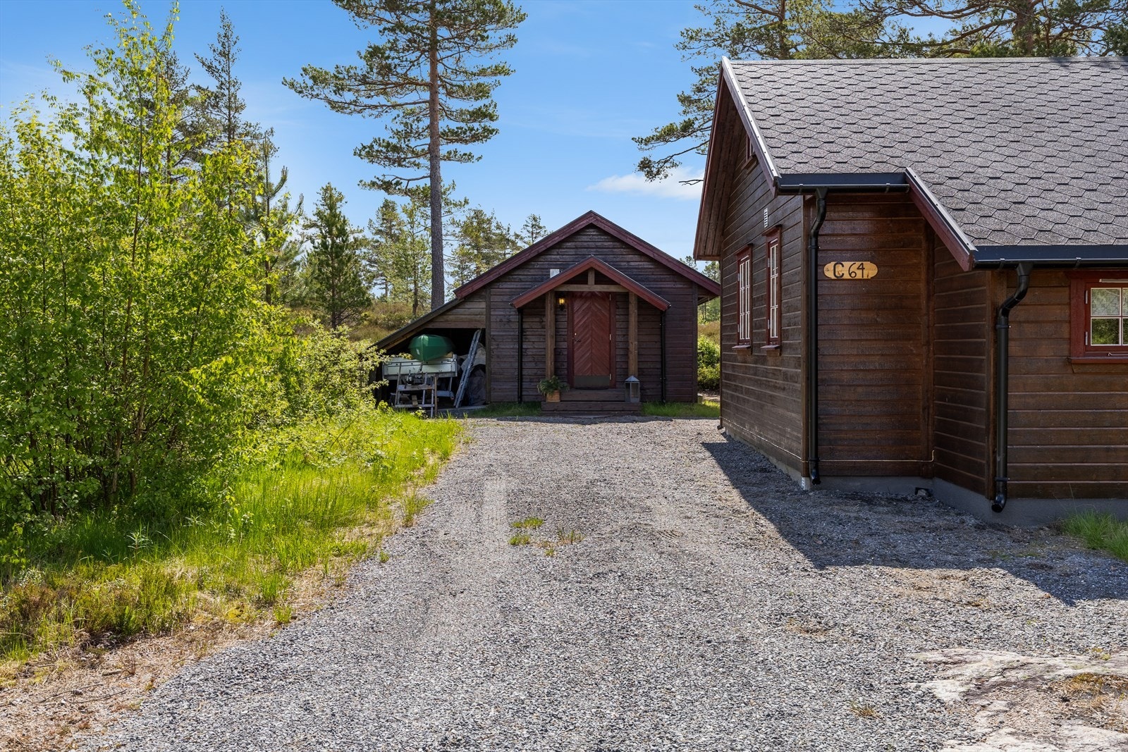 Innkjørsel inn til hytta med god parkeringsplass Galleribilde