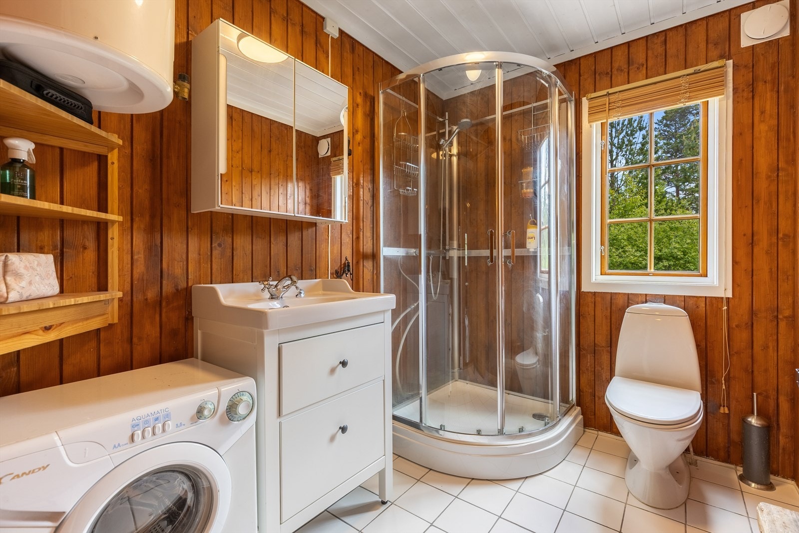 Badet er også innredet med opplegg for vaskemaskin og varmtvannstank Galleribilde