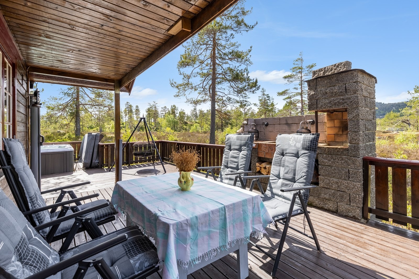 Romslig terrasse- med utepeis Galleribilde