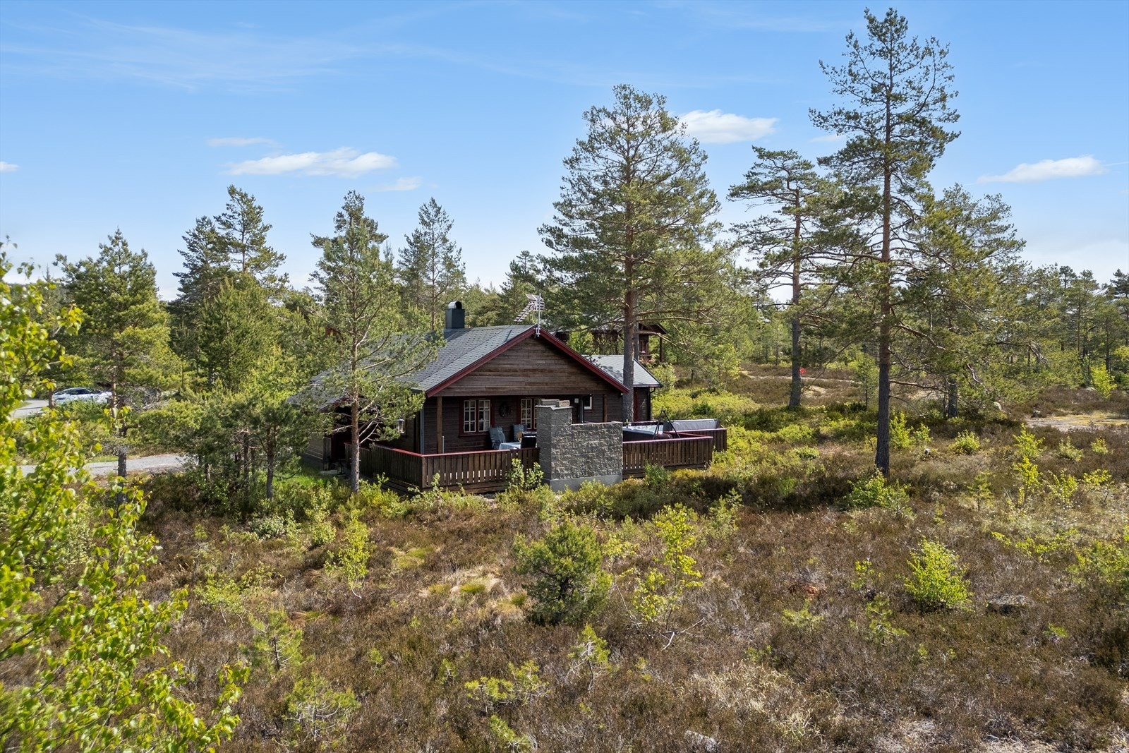 Fin hytte omringet av naturskjønne omgivelser Galleribilde