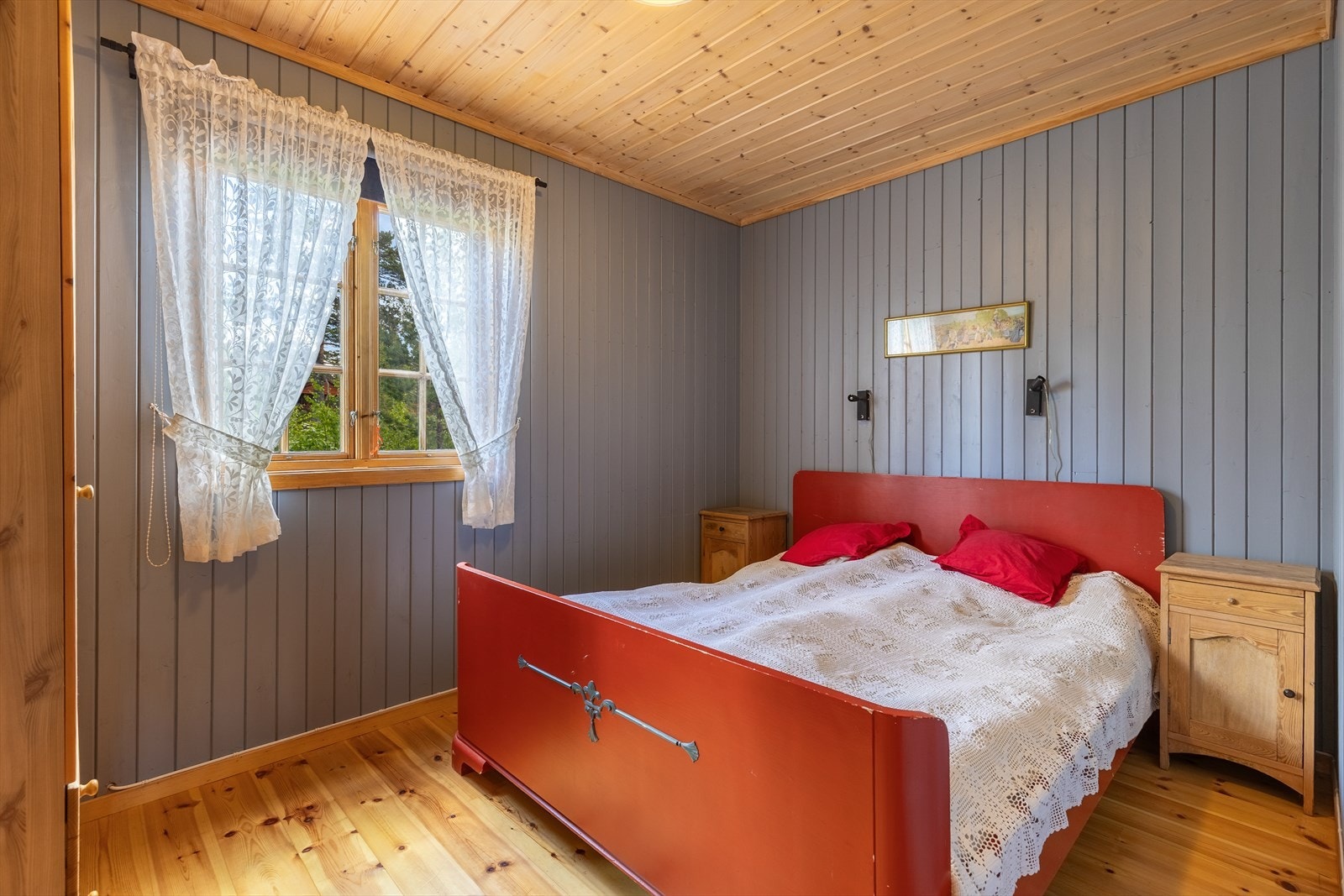 Soverom - Innredet med dobbeltseng og garderobeskap Galleribilde