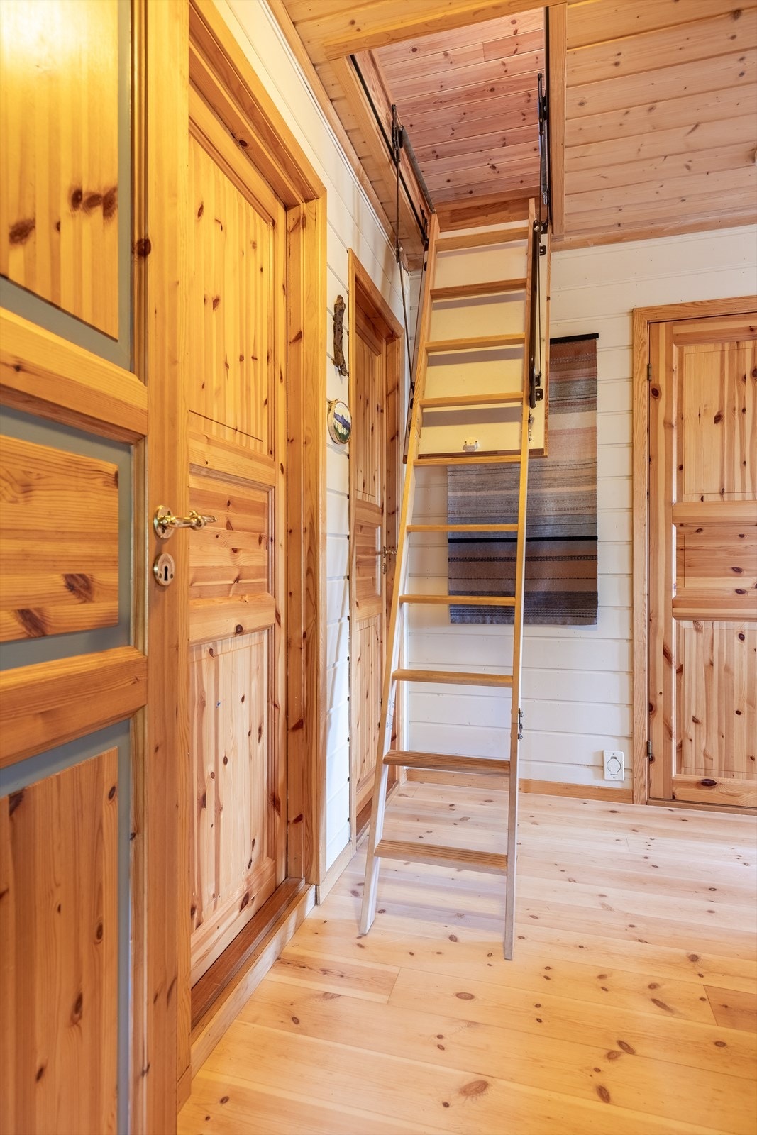 Stige opp til loft/hems Galleribilde