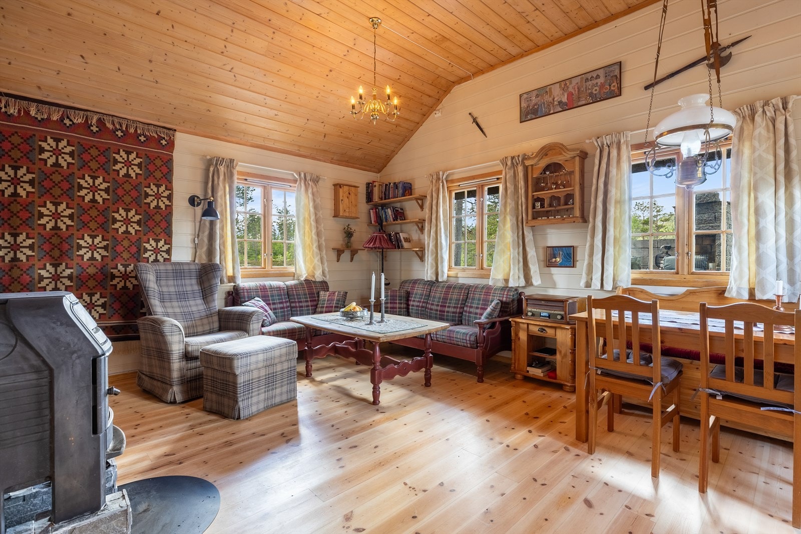 Romslig stue med god plass til sofagruppe og spisebord Galleribilde