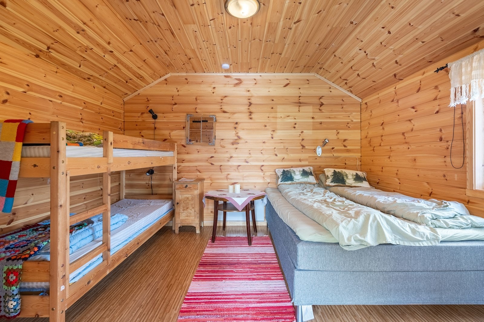 Innredet bod. Det er i dag møblert med dobbel- og køyeseng (ikke godkjent til varig opphold) Galleribilde